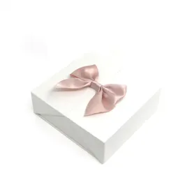 donboly-szkatulka-na-bizuterie-biala-z-rozami-przenosna-pomysl-na-prezent