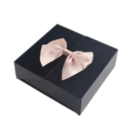 donboly-szkatulka-na-bizuterie-czarna-z-rozami-przenosna-pomysl-na-prezent