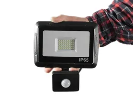 lampa-zewnetrzna-led-ip65-50w-na-elewacje