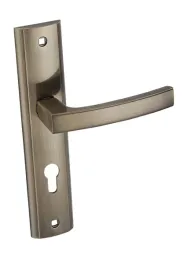 klamka-wewnetrzna-infinity-line-dlugi-szyld-z-otworem-na-wkladke