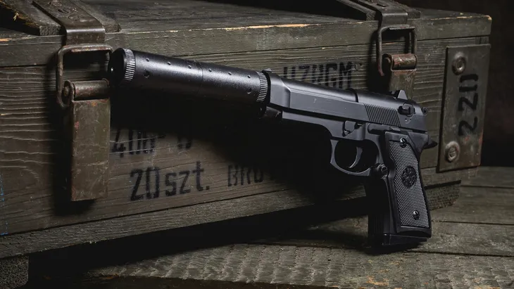 pistolet-na-kulki-metalowy-pistolet-beretta-z-tlumikiem-duzy-granat-6mm-wiek-dziecka-14-lat