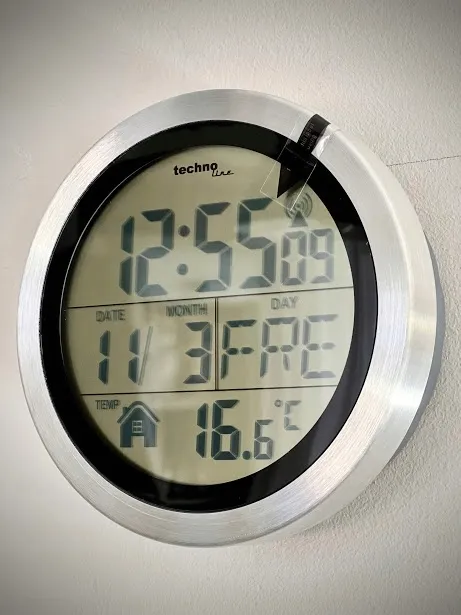 zegar-scienny-technoline-srebrny-147cm-linia-wt3005