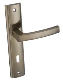 klamka-wewnetrzna-infinity-line-dlugi-szyld-z-otworem-na-klucz