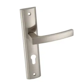 klamka-zewnetrzna-infinity-line-dlugi-szyld-z-otworem-na-klucz