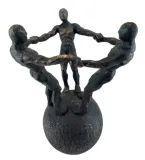 figurka-osoby-na-kuli-26cm-material-wykonania-tworzywo-sztuczne