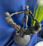 figurka-osoby-na-kuli-26cm-material-wykonania-tworzywo-sztuczne-kolor-czarny