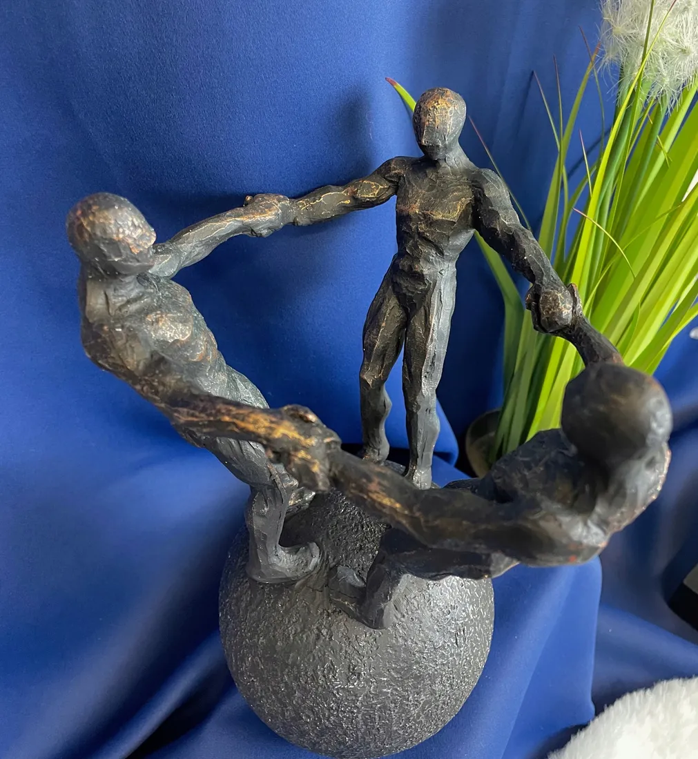 figurka-osoby-na-kuli-26cm-material-wykonania-tworzywo-sztuczne