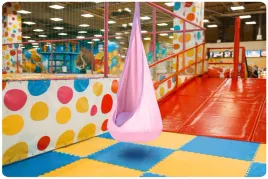 kokon-hustawka-ogrodowa-dla-dzieci-siedzisko-bujak-rozowa-wiszacy-abiko