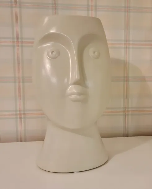 doniczka-ceramiczna-twarz-bezowa-ksztalt-inny-material-ceramika