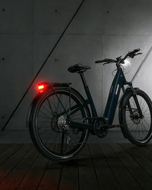 lampka-rowerowa-tylna-knog-blinder-e-rh-stvzo-25-lm-zasilanie-akumulator