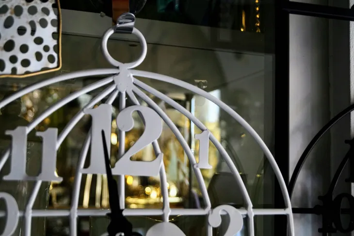 zegar-scienny-dakls-bialy-29cm-typ-scienny