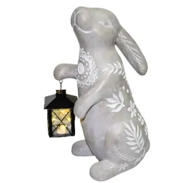 krolik-stojacy-ze-swiecaca-latarnia