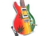 figurka-mini-gitara-w-stylu-bob-marley-tribute-ganja-1-4-waga-z-opakowaniem-0-15-kg