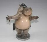 figurka-hipopotam-policjant-16x15x85-material-wykonania-tworzywo-sztuczne