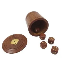 drewniane-kosci-do-gry-w-beczce