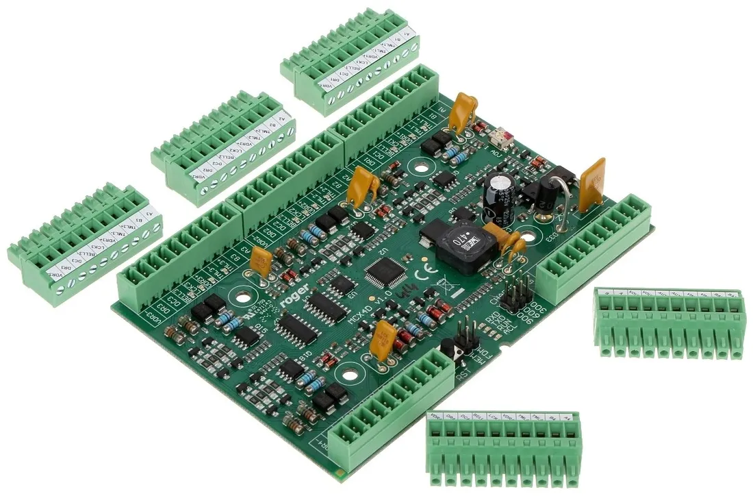 ekspander-4-przejsc-mcx4d-roger-kolor-czarny