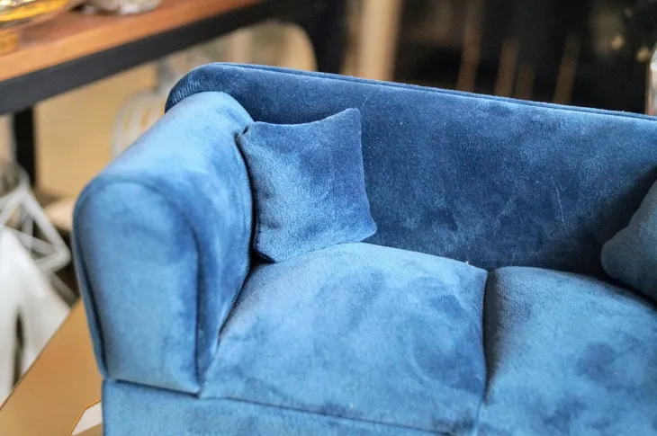 szkatulka-na-bizuterie-sofa-granatowa-material-tkanina-wysokosc-13-cm