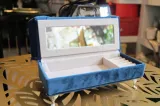 szkatulka-na-bizuterie-sofa-granatowa-material-tkanina-cechy-lusterko