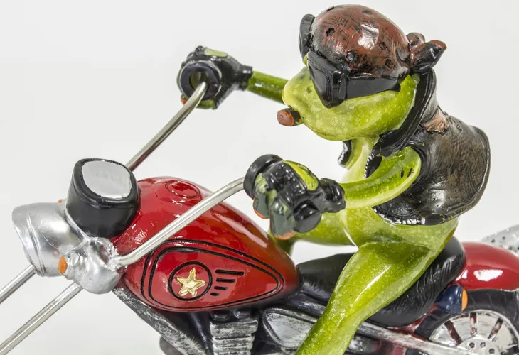 figurka-zaba-na-motocyklu-harleyu-material-wykonania-tworzywo-sztuczne-wysokosc-produktu-14-cm