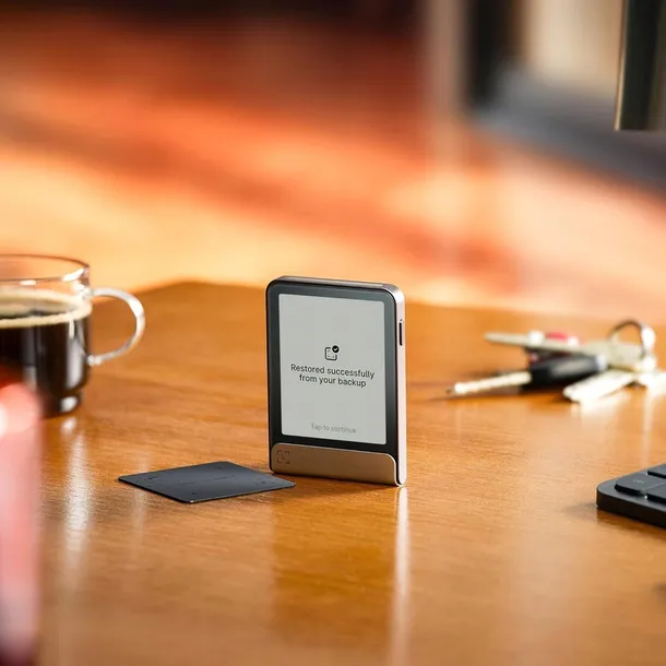 ledger-portfel-klucz-kryptowalutowy-e-inkorbluetoothorusb-c-do-tokenow-nft-certyfikat-ce-rodzaj-klucz-zabezpieczajacy