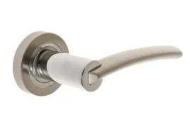 klamka-okragla-vela-stal-szlifowana-drzwi-srebrna