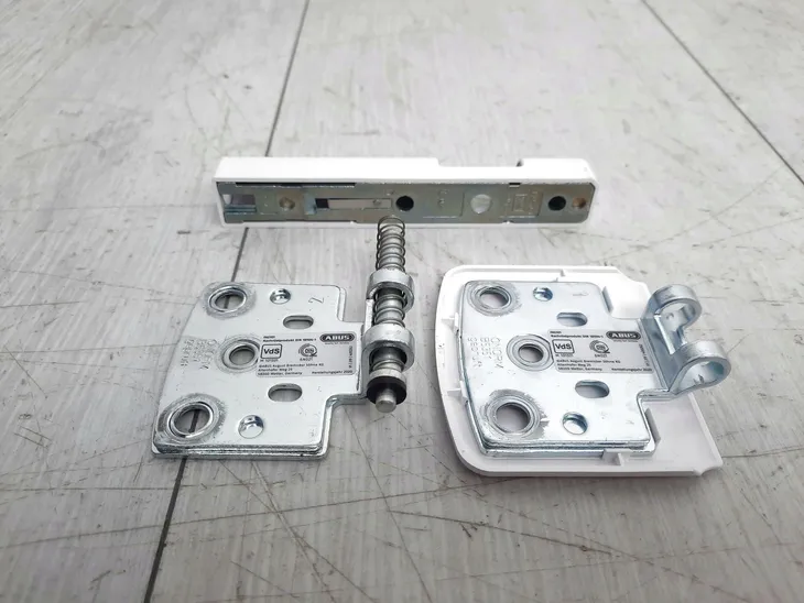 klamka-okienna-abus-bialy-kolor-bialy-marka-abus