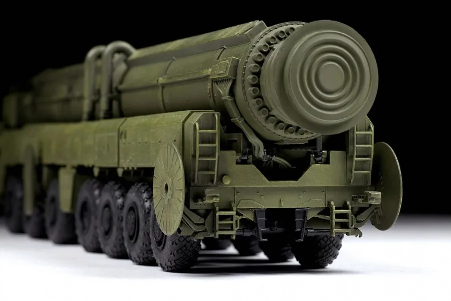 1-72-ballistic-missile-launcher-topol-marka-zvezda