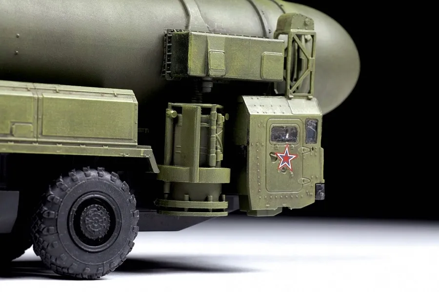 1-72-ballistic-missile-launcher-topol