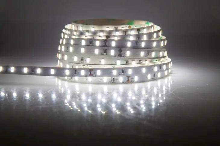 poltronic-tasma-led-12v24w-300xsmd3528-1500lm-8mm-ip63-ls5300w-wb-pa000845-barwa-swiatla-bialy-zimny
