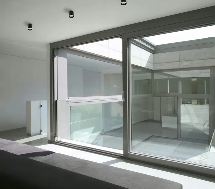 lampa-sufitowa-punktowa-led-czarna-tuba-okragla-spot-3000k-ip54-maxlight-ksztalt-okragly