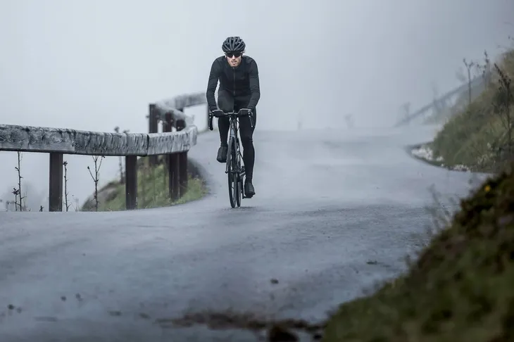 rogelli-essential-kurtka-rowerowa-m-cechy-dodatkowe-kieszen-na-plecach