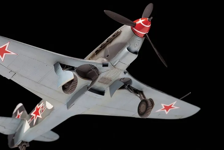zvezda-4831-sowiecki-mysliwiec-yak-9t-model-samolotu-1-48-z4831-model-yak-9t