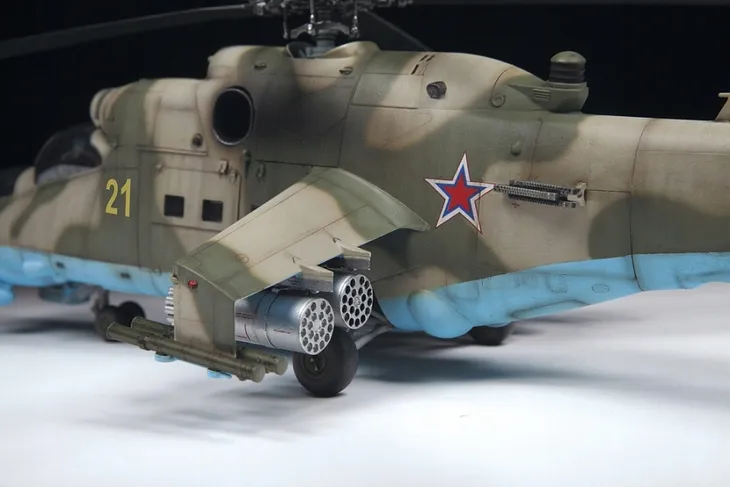 1-48-soviet-attack-helicopter-mi-24p-model-z4812