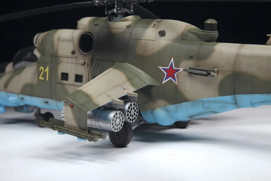 1-48-soviet-attack-helicopter-mi-24p