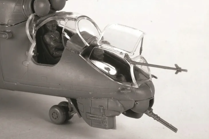 zvezda-7293-model-mil-mi-24v-vp-hind-e-smiglowiec-w-skali-1-72-z7293-marka-zvezda-stan-zlozenia-do-zlozenia