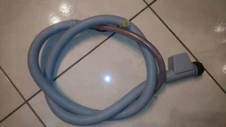 waz-doplywowy-aquastop-do-zmywarki-whirlpool-2m-kolor-dominujacy-srebrny-szary-dlugosc-2-m