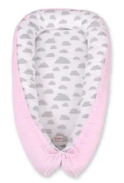 kokon-niemowlecy-dwustronny-kojec-otulacz-premium-bobono-chmurki-szare-roz