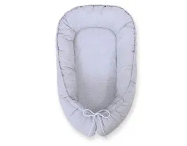 kokon-niemowlecy-dwustronny-kojec-otulacz-premium-bobono-kropki-na-szarym