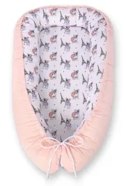 kokon-niemowlecy-dwustronny-kojec-otulacz-premium-bobono-buldozki-pudrowy