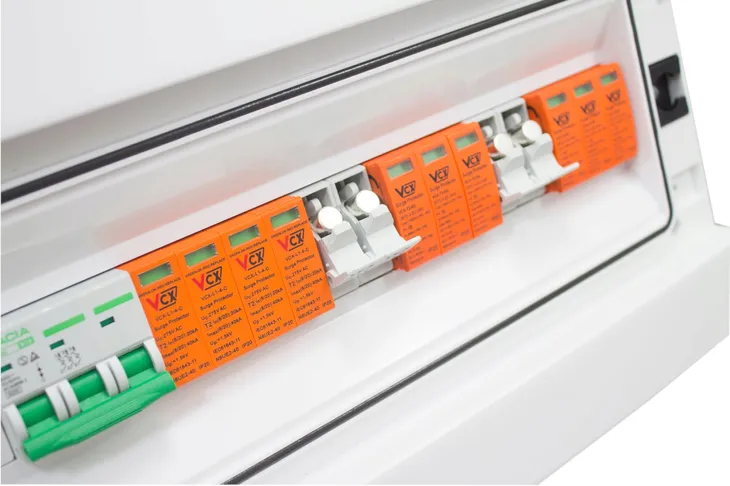 rozdzielnica-pv-1000v-dc-ac-2-stringi-fotowoltaika-kolor-bialy-marka-ted