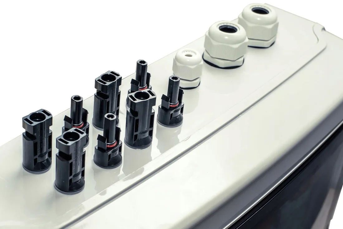 rozdzielnica-pv-1000v-dc-ac-2-stringi-fotowoltaika-kolor-bialy