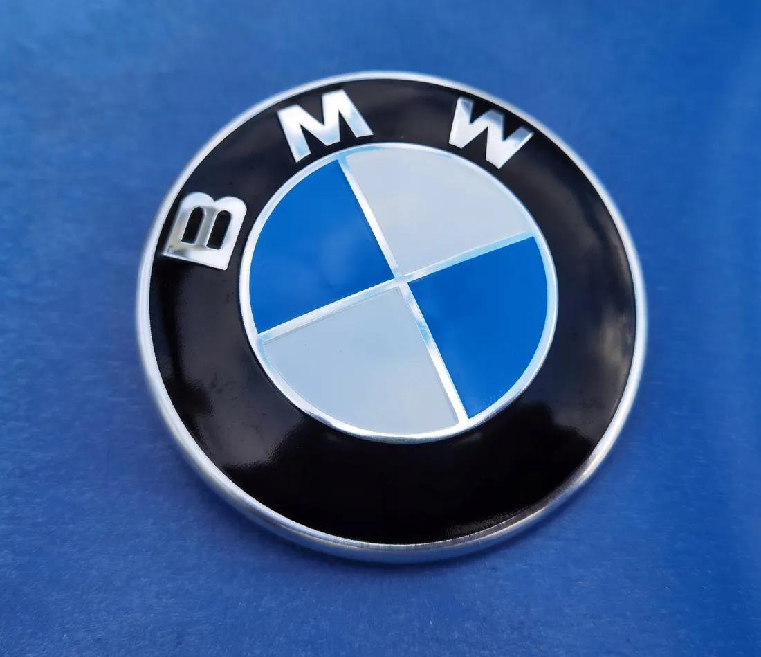 emblemat-znaczek-bmw-e46-e91-e63-e64-82mm-51148132375-defekt-maly