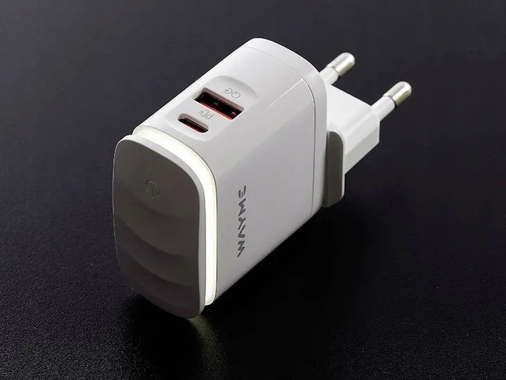 ladowarka-samochodowa-usb-typ-c-carmotion-25-ma-marka-carmotion