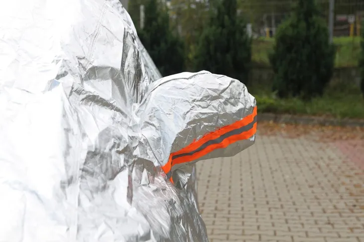 plandeka-pokrowiec-na-samochod-suv-van-jakosc-czesci-zgodnie-z-gvo-q-oryginal-z-logo-producenta-czesci-oem-oes