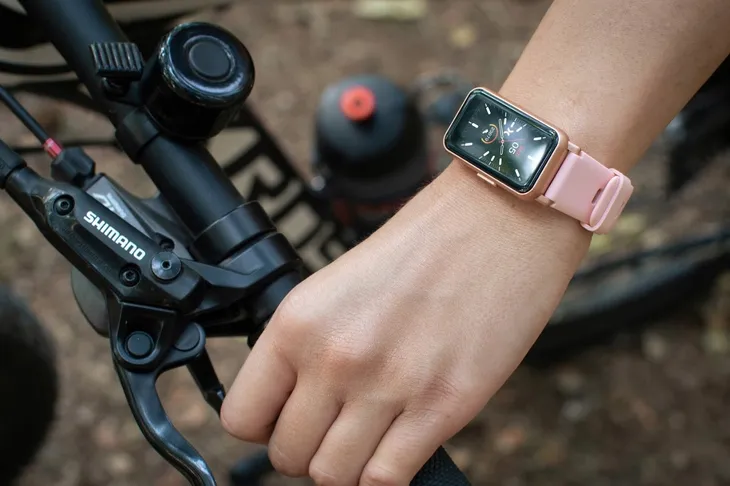 smartwatch-maxcom-fw53-nitro-gps-1-45-hd-160-mah-bluetooth-zloty-rodzaj-baterii-akumulator-litowo-jonowy