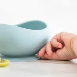 miseczka-silikonowa-ze-sztuccami-olmitos-drewno-bukowe-silikon-niebieski-kolor-niebieski