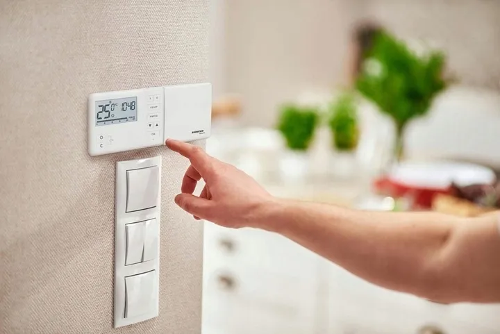 auraton-tygodniowy-bezprzewodowy-regulator-temperatury-tucana-r-bialy-marka-auraton