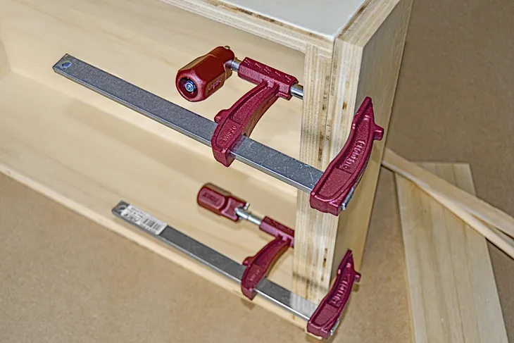 scisk-stolarski-piher-200-x-70-mm-zawiera-baterie-nie