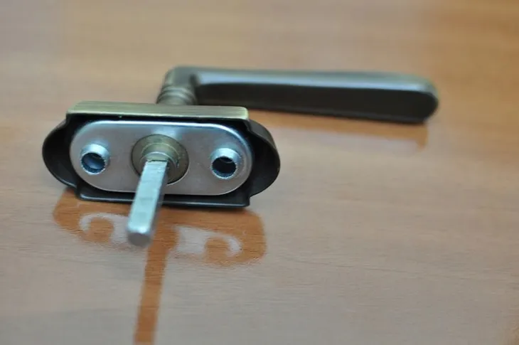 klamka-okienna-handmet-brazowy-ksztalt-szyldu-zaokraglony