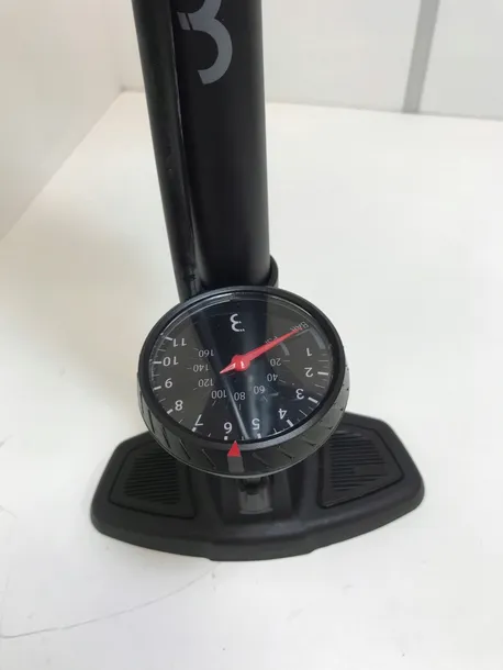 pompka-rowerowa-bbb-cycling-airwave-130psi-black-130-psi-rodzaj-podlogowa